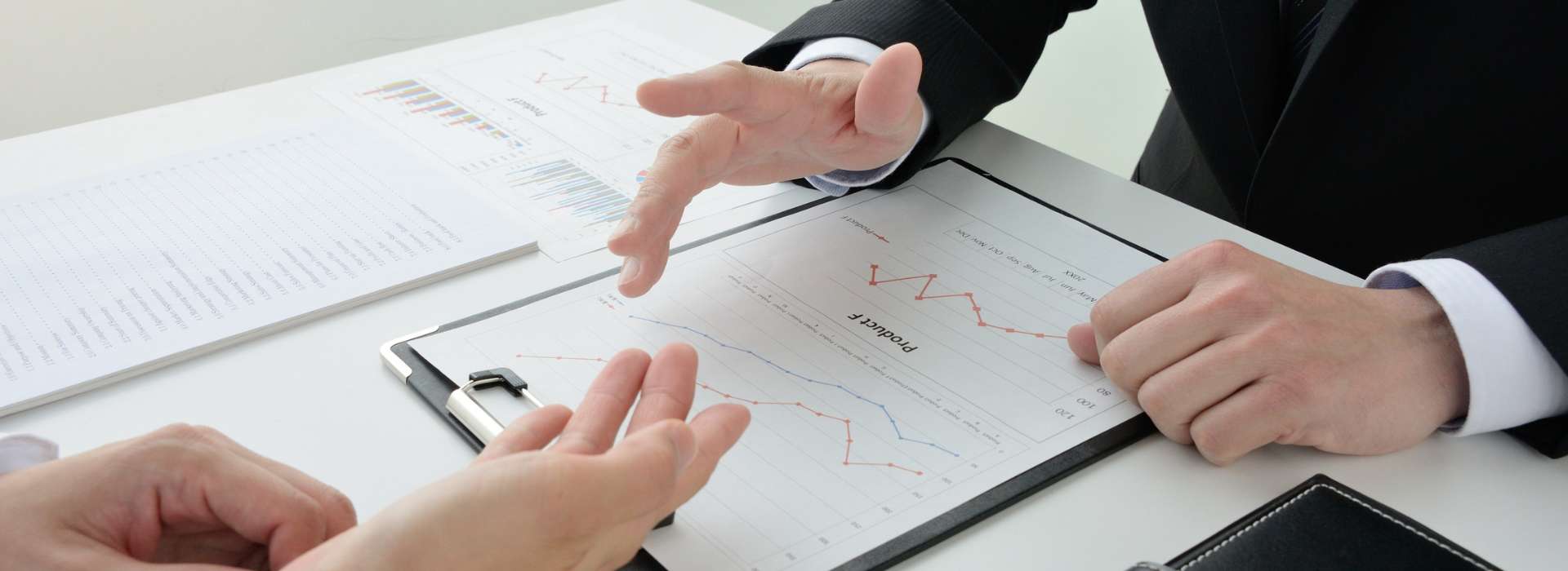 Consulente finanziario indipendente durante un incontro con il cliente — rapporto di fiducia e trasparenza