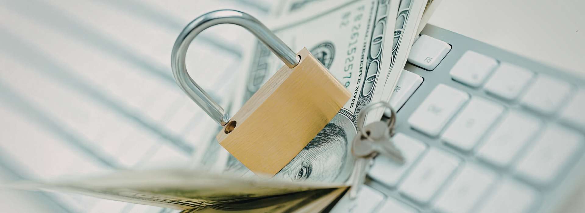 Schema funzionamento consulente finanziario indipendente — i soldi restano nella banca del cliente, il CFI dà raccomandazioni