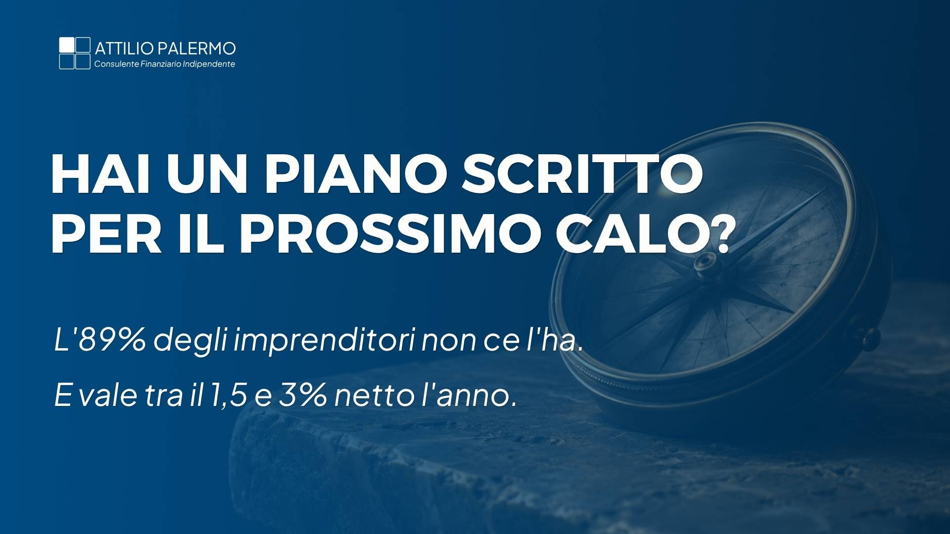 Bussola nautica in ottone con ago bloccato su lastra di travertino scuro, sfondo navy profondo, accento luce oro &mdash; metafora del piano scritto preventivo del Metodo QNO contro vendere nel panico durante volatilit&agrave; di mercato