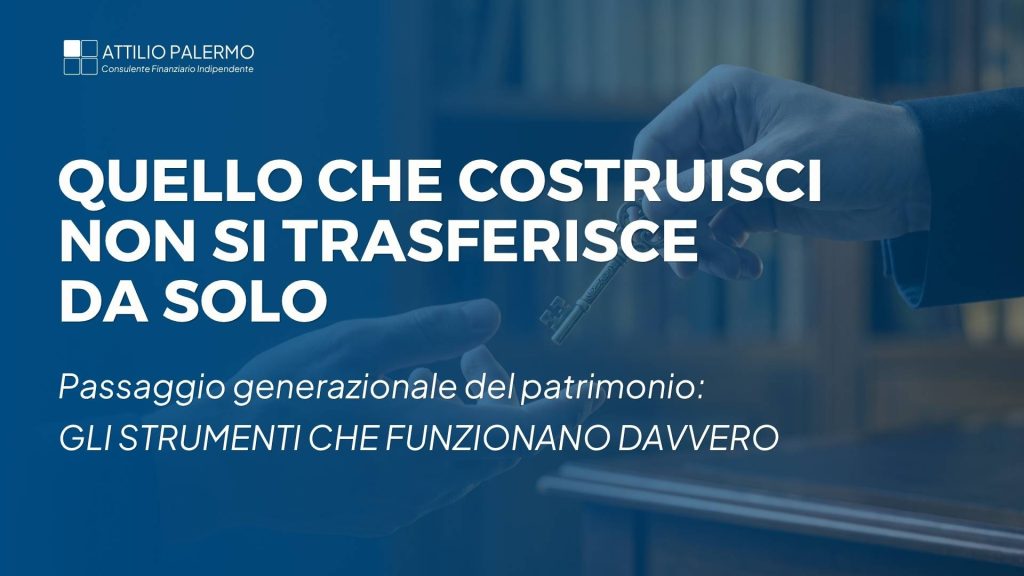 Passaggio generazionale del patrimonio: due mani si passano una chiave d'ottone dorata su fondo navy scuro, simbolo del trasferimento del controllo patrimoniale tra generazioni.